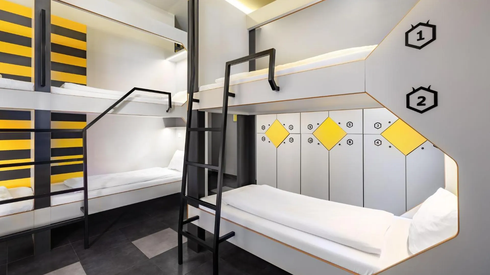 The Hive Party Hostel بودابست المجر