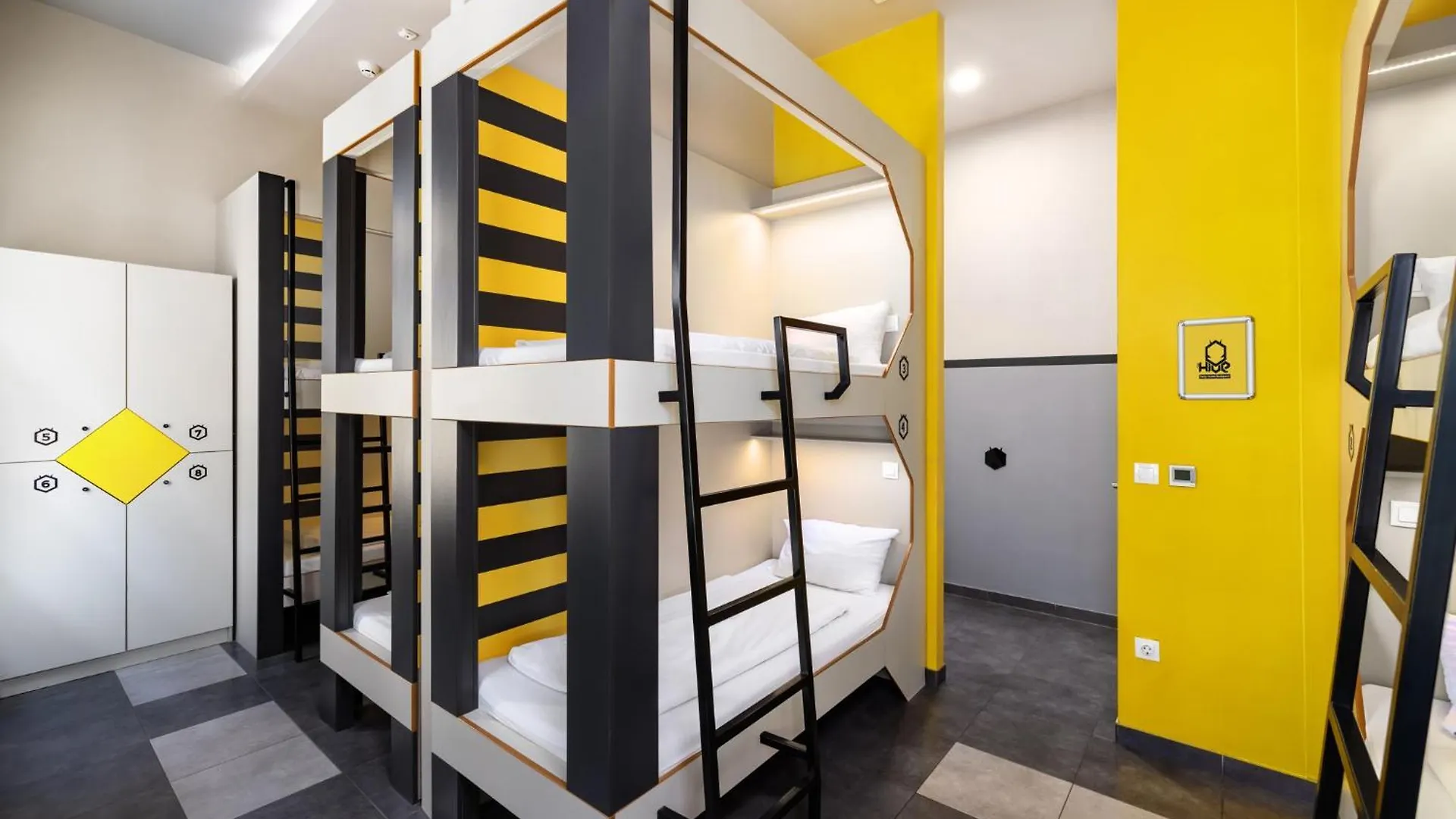 The Hive Party Hostel بودابست المجر
