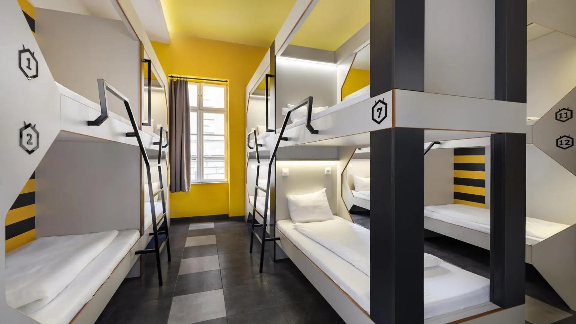 The Hive Party Hostel בודפשט 0*,  הונגריה
