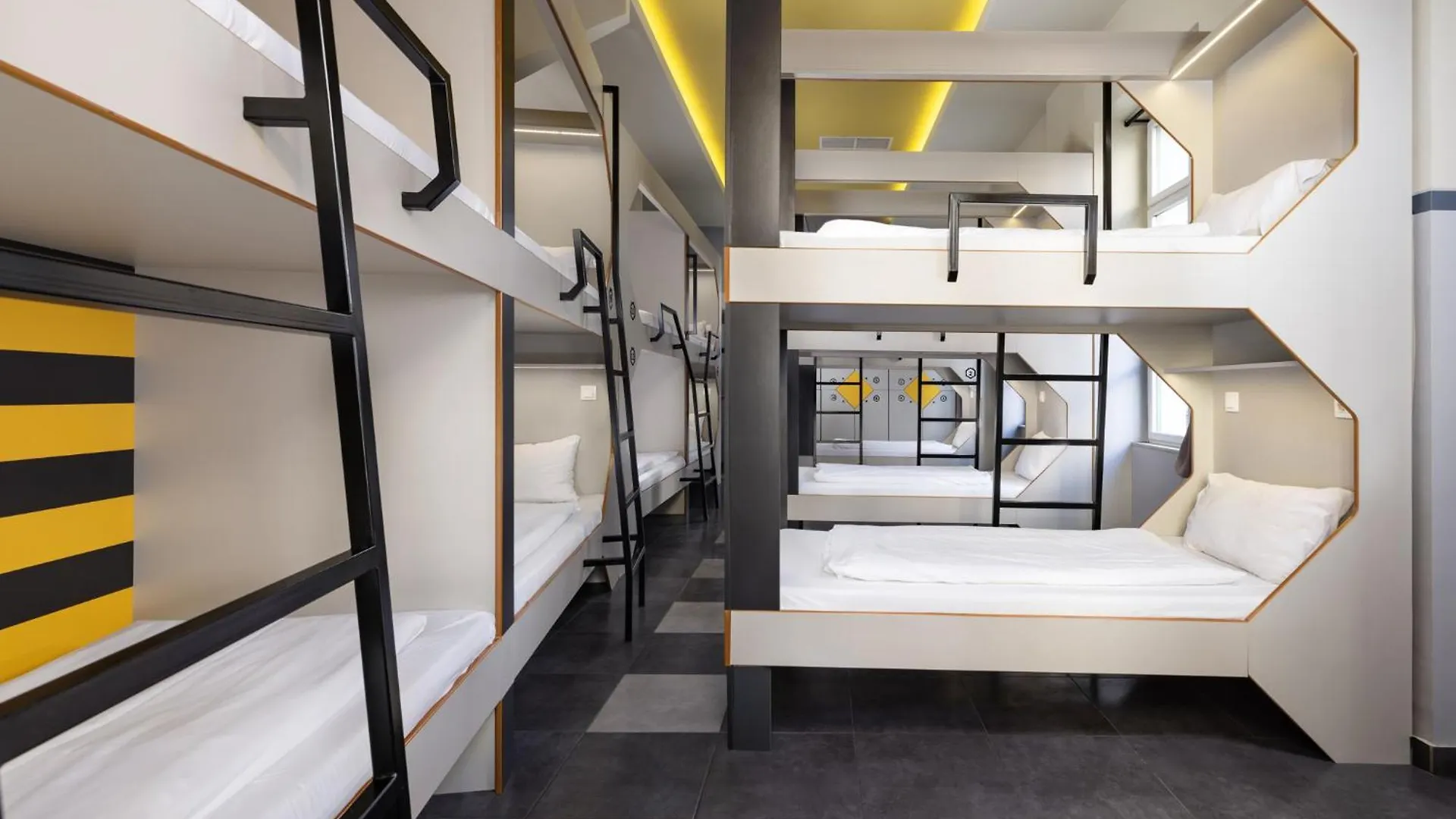 The Hive Party Hostel בודפשט 0*,